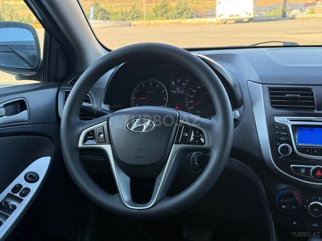 Hyundai Accent-11