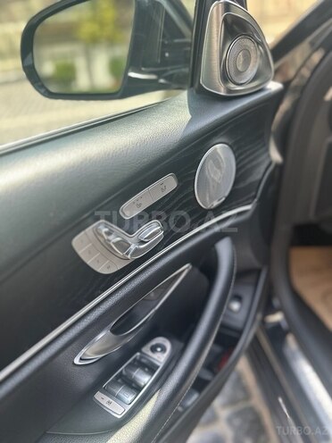 Mercedes E 300 4MATIC-12
