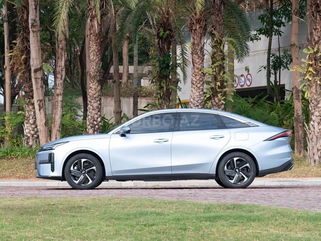 Geely Galaxy L6-4