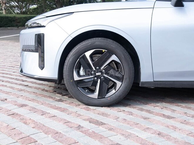 Geely Galaxy L6-5