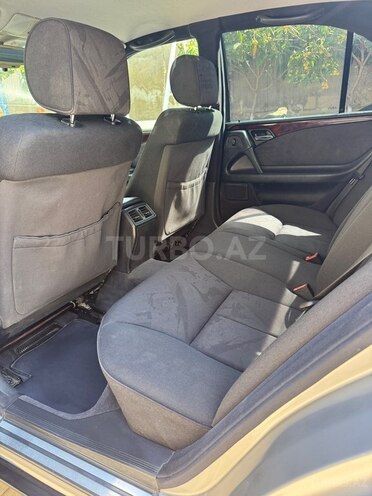 Mercedes E 200-11