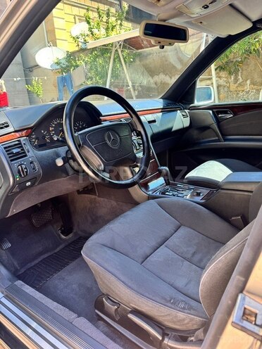 Mercedes E 200-10