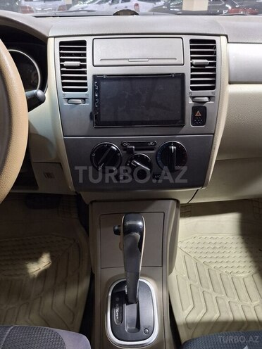 Nissan Tiida-13