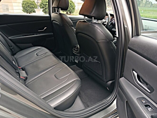 Hyundai Elantra-17