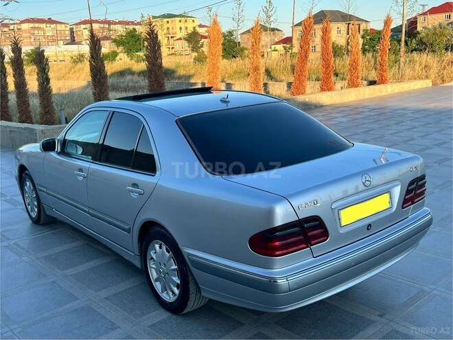 Mercedes E 270-7
