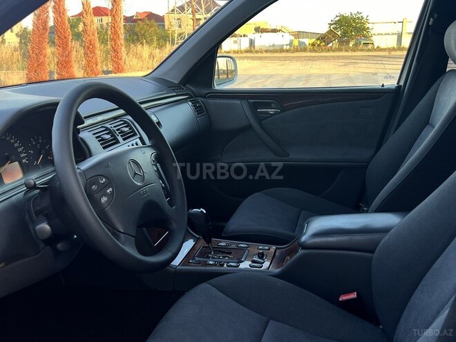 Mercedes E 270-9