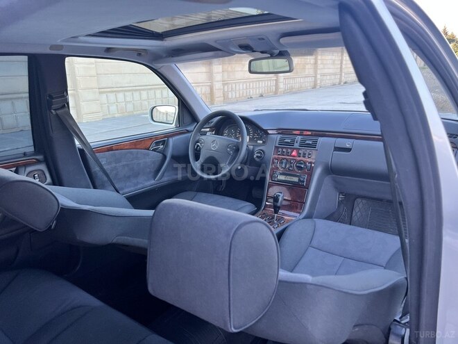Mercedes E 270-10