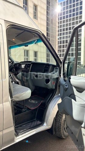 Ford Transit-13