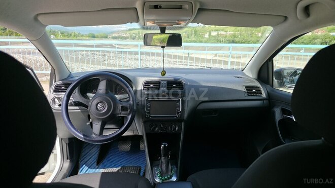 Volkswagen Polo-12
