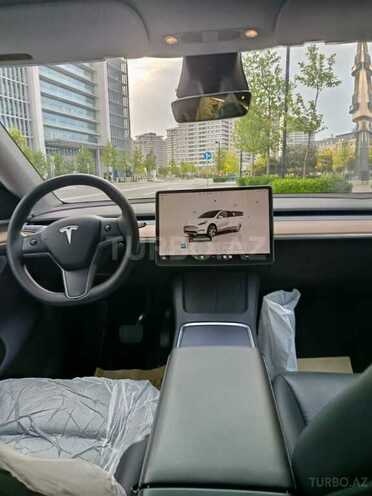 Tesla Model Y-3