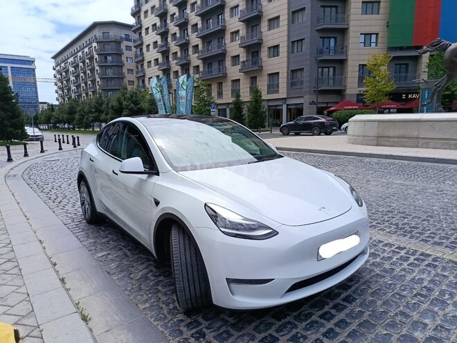Tesla Model Y-9