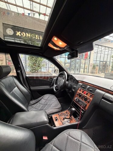 Mercedes E 280-10