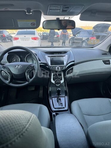 Hyundai Elantra-4