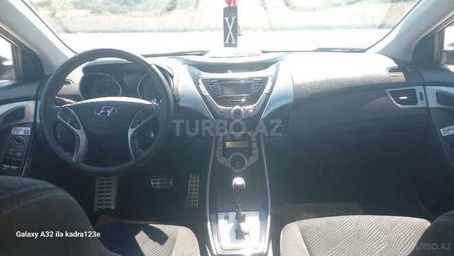 Hyundai Elantra-4