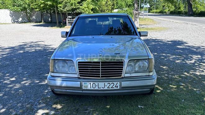 Mercedes E 220-1