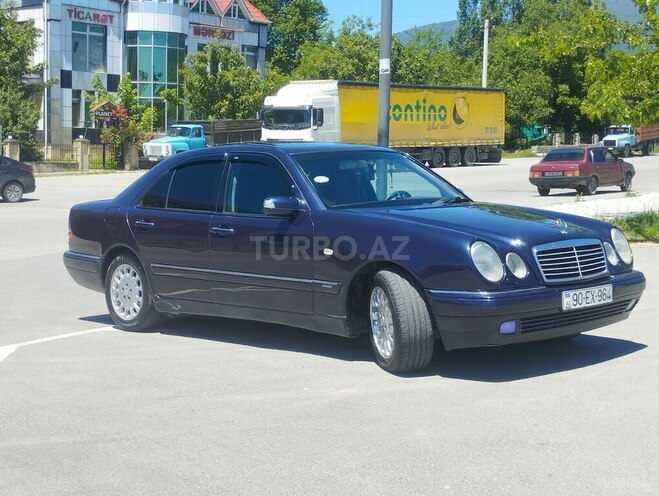 Mercedes E 240-1