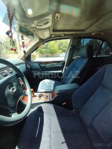 Mercedes E 240-11