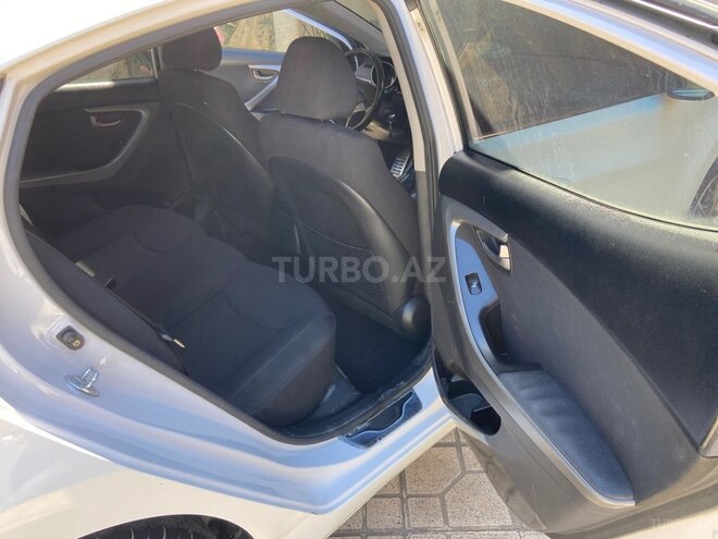 Hyundai Elantra-15