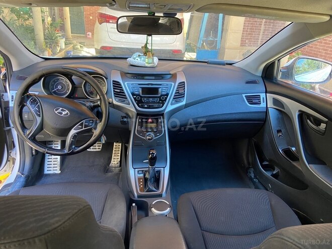 Hyundai Elantra-12