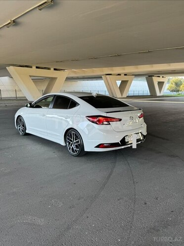 Hyundai Elantra-11