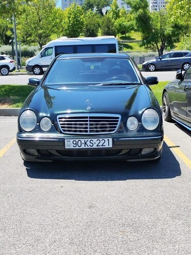 Mercedes E 240-1