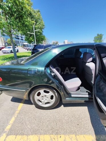 Mercedes E 240-17