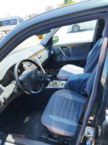 Mercedes E 240-19