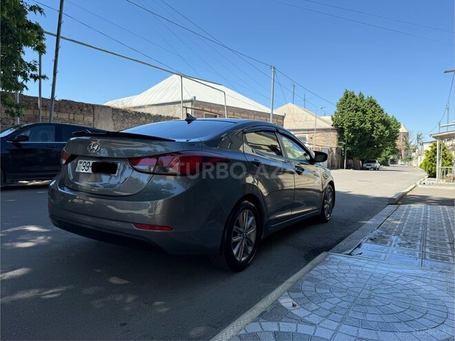 Hyundai Elantra-11