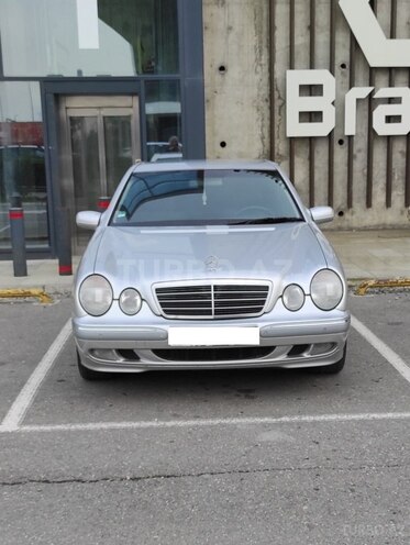 Mercedes E 270-1