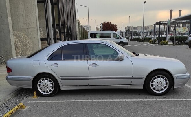 Mercedes E 270-4