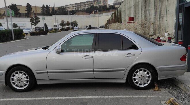 Mercedes E 270-8