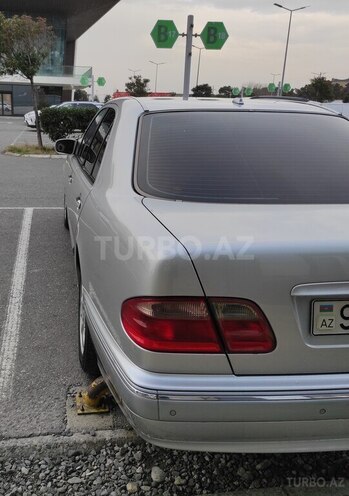 Mercedes E 270-6