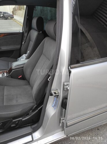 Mercedes E 270-9