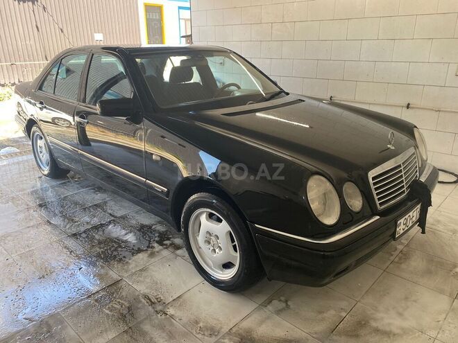 Mercedes E 240-1
