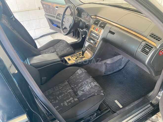 Mercedes E 240-13