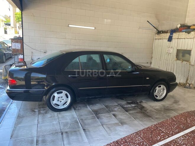 Mercedes E 240-3