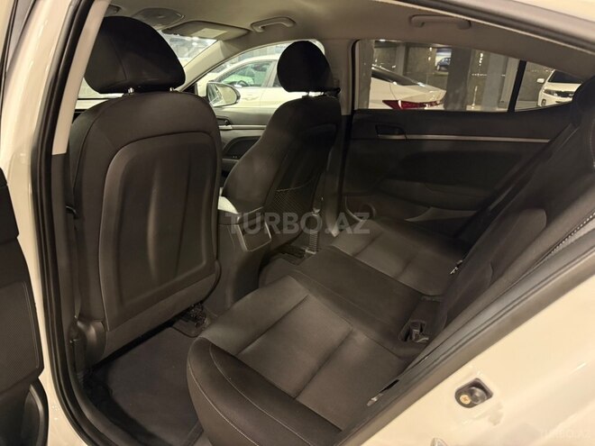 Hyundai Elantra-11