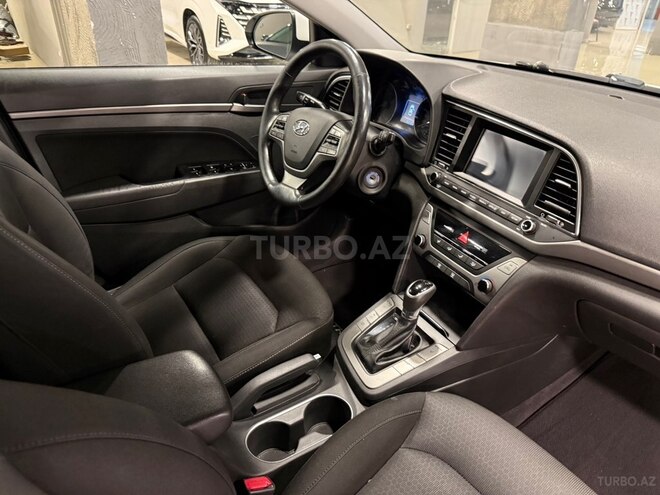 Hyundai Elantra-9