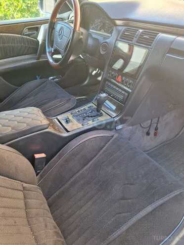 Mercedes E 240-2