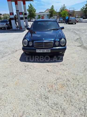 Mercedes E 240-1