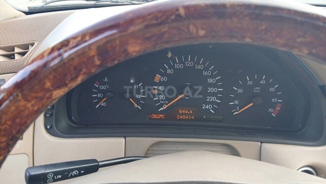 Mercedes E 240-8