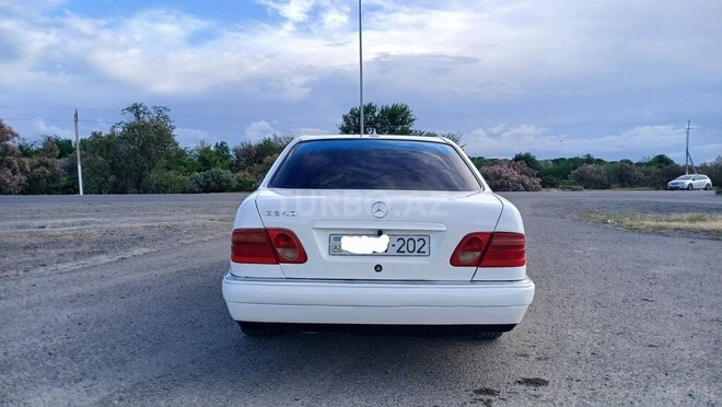 Mercedes E 240-4