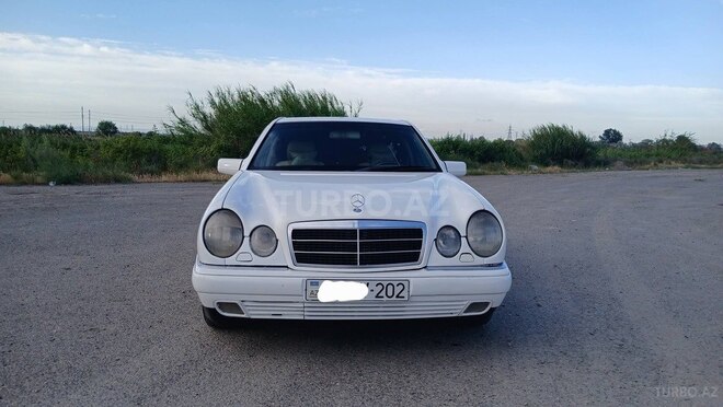 Mercedes E 240-1