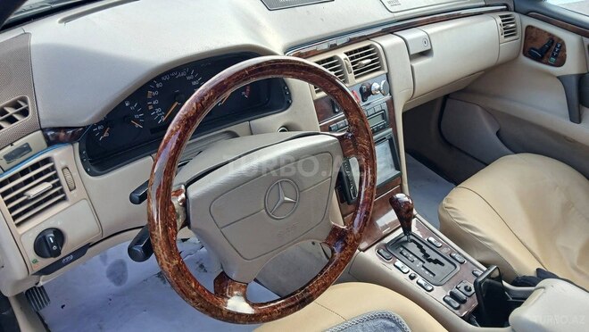 Mercedes E 240-5