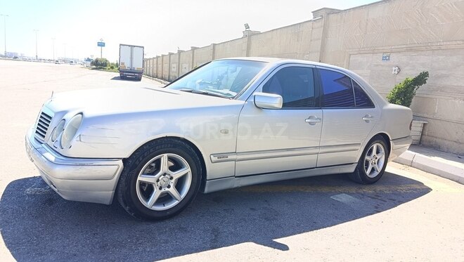 Mercedes E 280 4MATIC-6