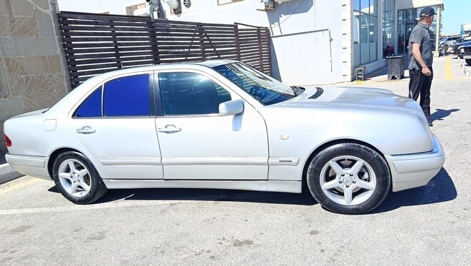 Mercedes E 280 4MATIC-4
