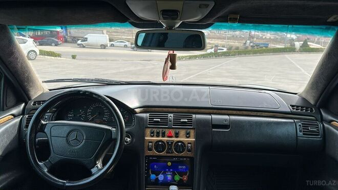 Mercedes E 280-9