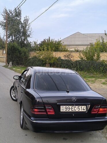 Mercedes E 220-11