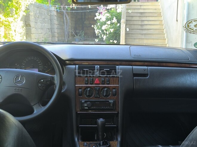 Mercedes E 220-13