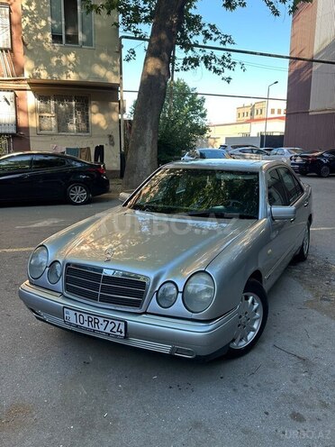 Mercedes E 280-1